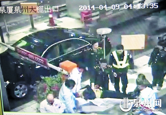 经过大家的一番努力,陈某被送上救护车