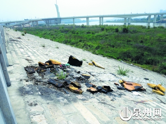 防洪堤上堆着垃圾