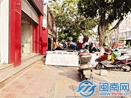 水泥板放人行道，行人过不去