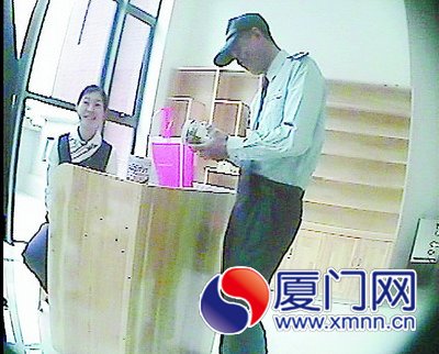办事大厅工作人员在入口处“研究”零食。