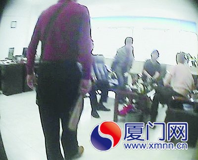 办公桌空无一人，茶几边上倒是围了一圈人