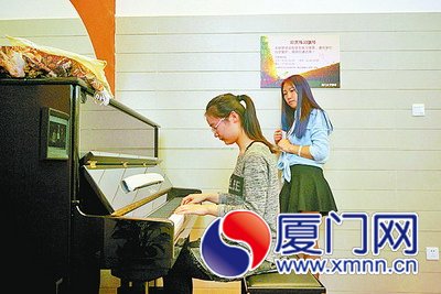 师生自由弹奏