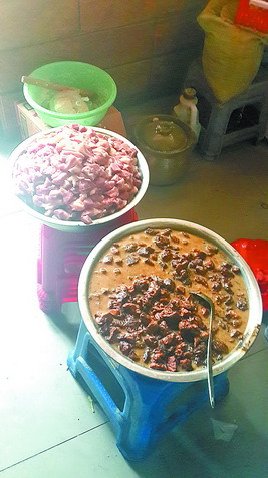 作坊内的两大盆肉