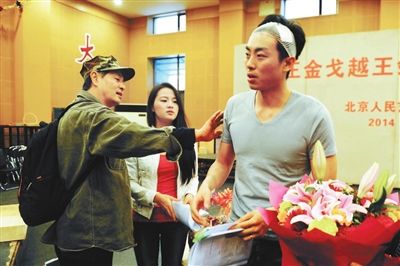 北京演员金汉遇劫匪抢劫母女与其搏斗被砍伤