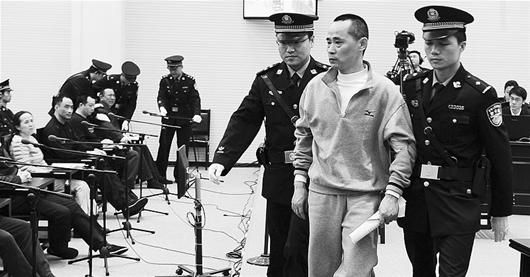 另案被告人刘维（前右二）到刘汉等10人案审判法庭作 