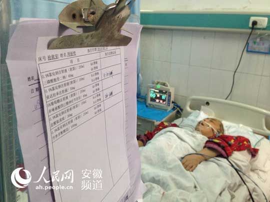 女护士周丽艳躺在病床上昏迷不醒