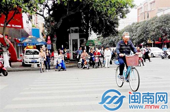 担忧： 老人家骑车闯红灯