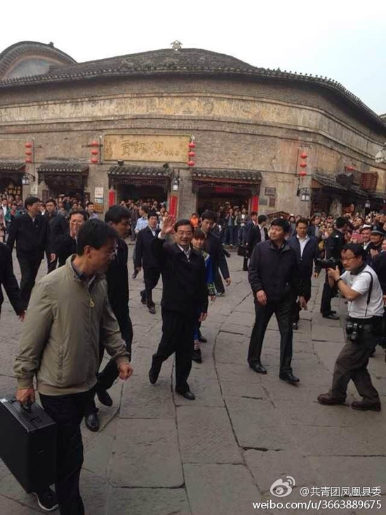 胡锦涛到访凤凰古城1