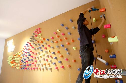 一个个制鞋的五彩线锥排成鞋的图案