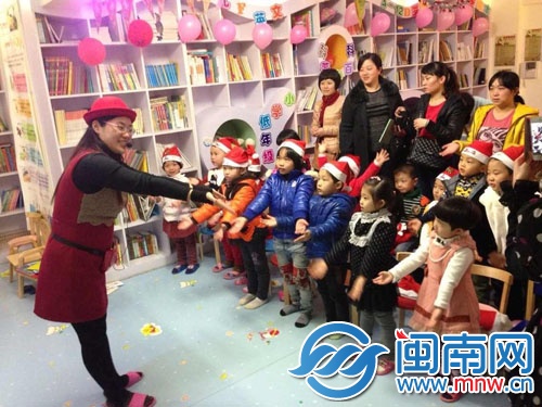 绘本馆里，故事会开讲前的互动