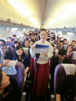 　着韩式服装的厦航乘务员与旅客互动开展特色活动