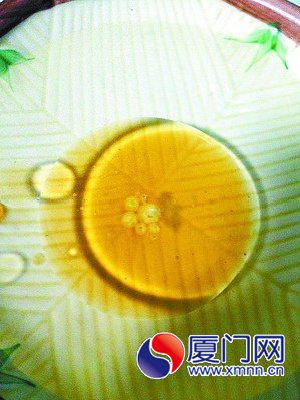 芝麻油逐渐散开，并形成小油珠的过程。