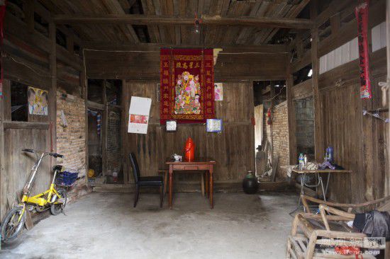 既有女性的生殖器官,又像男孩一样是个“带把儿”的。