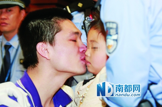 胡某程亲吻自己4岁女儿的脸颊