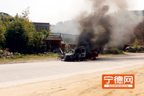 宁古路往大桥路段一货车莫名自燃