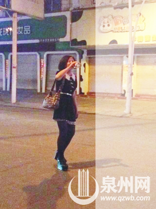 边走边拿着白酒对瓶吹