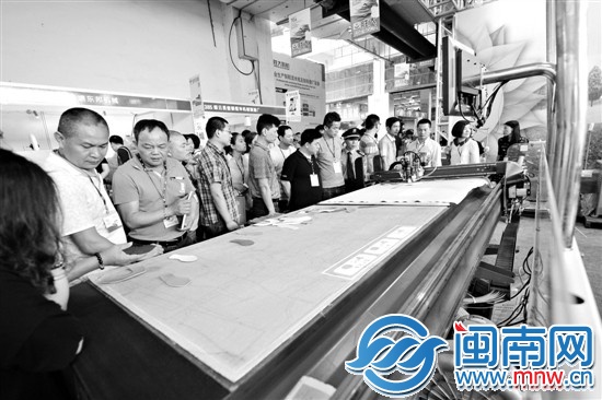 鞋机新设备吸引不少客人
