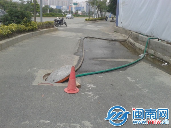 城东片区某工地违法排水，将泥浆水直接接入污水管道