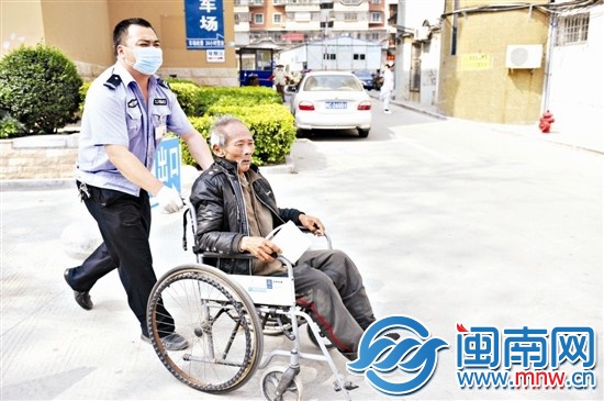 医院保安将老人送出医院，但家里人不愿接收，只能又 