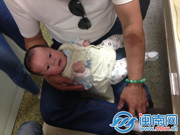宝宝很乖，瞪着圆溜溜的大眼睛看着周围