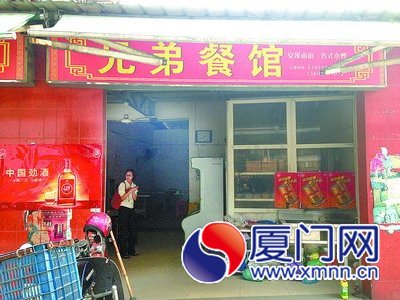 乘客借用BRT边上这家小餐馆的厕所得交一元