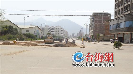 昨日，工人在“最牛钉子户”原址上施工