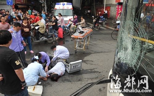 公交撞上六旬依伯 地铁围挡过马路要谨慎