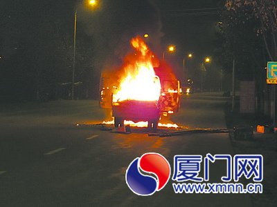 小货车深夜起火