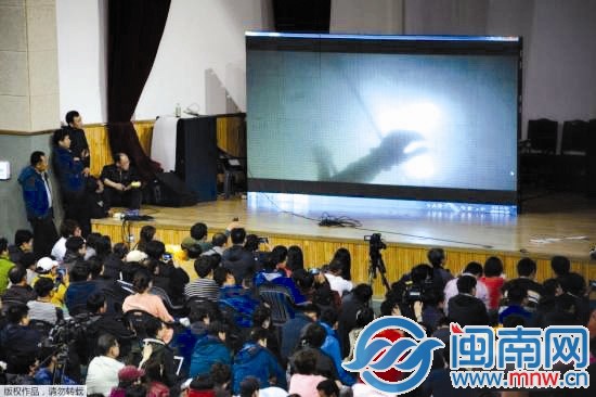 “韩国官方在家属聚集地首次播放了潜水员拍摄的搜救 