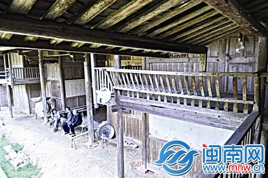 老房子前，夫妻俩佝偻的身影与他们的年龄那么不相称