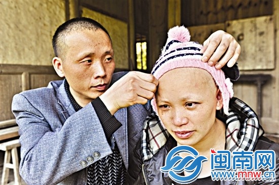 因为化疗掉光了头发，妻子在家里也一直戴着帽子