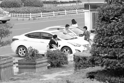 阿婆向车主收取停车费