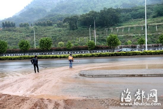 三环路东山苗圃公交车站前，黄泥浆撒满路面