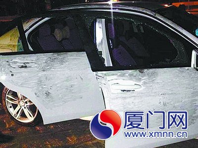 车子的车窗都被砸碎了