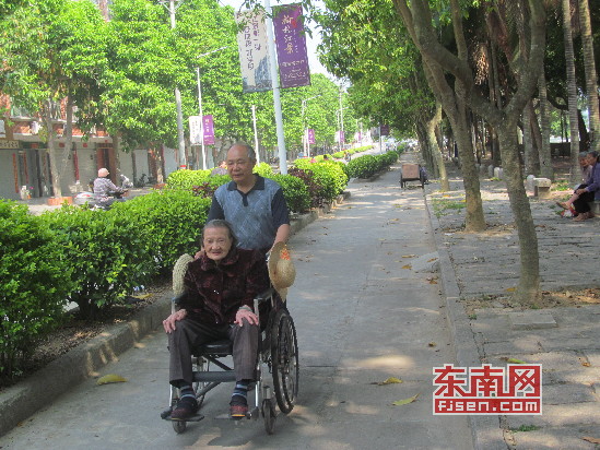 云霄方正亚每天推着老母亲去散步