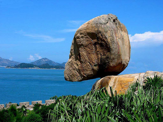 东山岛--风动石