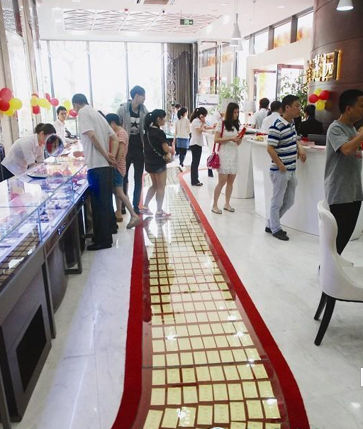 龙岩一金店开业 600块黄金铺成金光大道