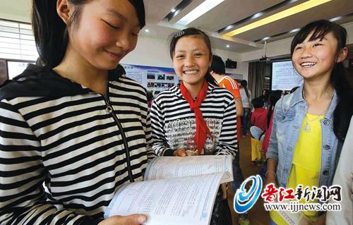 小学生们开心地拿到了自己心仪已久的礼物