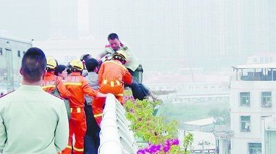 男子被一把拉住，众人合力救起了他