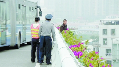 男子试图跳桥，众人上前劝说