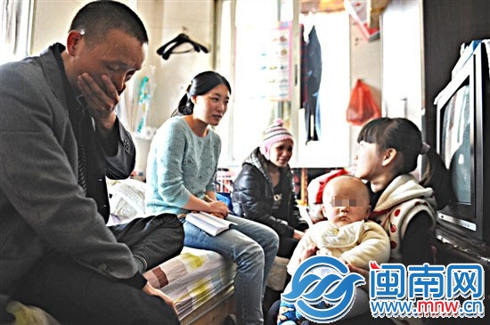 爸爸看着懂事的女儿，难过地哭了