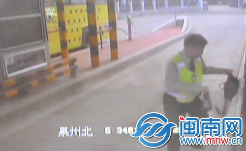 监控显示，尤志升发现地上的腰包后捡起