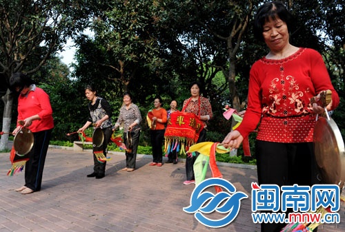 阿姨们练起了锣鼓