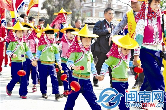 改良过的惠女服饰在颜色上作了调整
