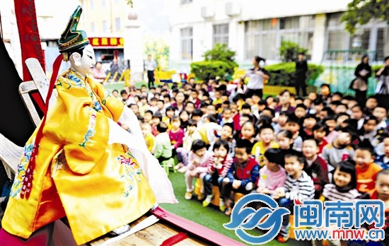民间艺人昨走进刺桐幼儿园