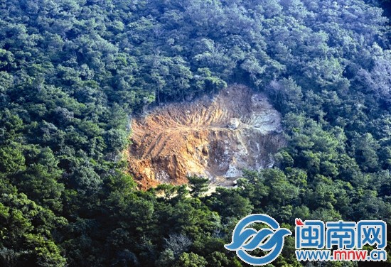 泉州晋江紫帽山上绿林被从中挖去一块