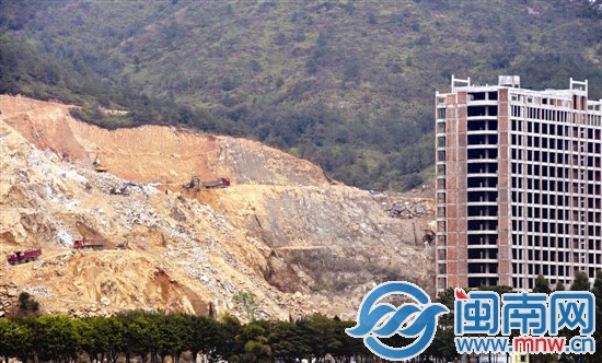 泉州安溪县城附近的山体被挖