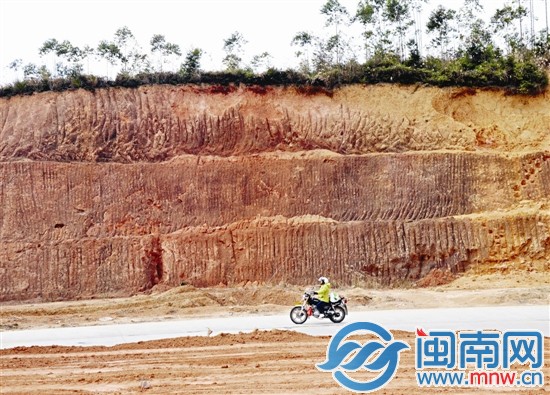 泉州安溪龙涓，大山露出褐红色的“血肉”