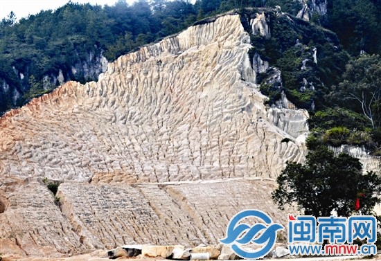 南安金淘到安溪的金安公路一侧山壁被雨水冲刷出条条 