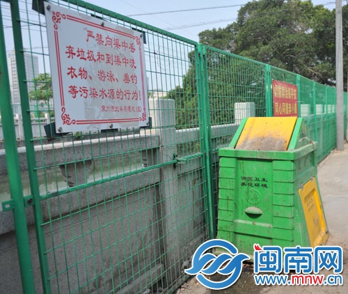 垃圾桶放北渠旁，市民担心会影响到水质安全
